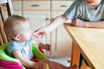 bebê iniciando a introdução alimentar