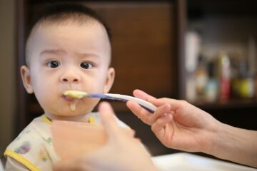 bebê recusando a comer